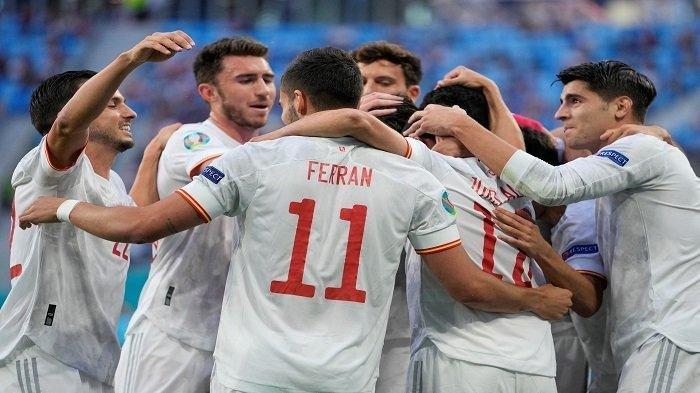 Para pemain Spanyol merayakan setelah mencetak gol pembuka pada pertandingan sepak bola perempat final UEFA EURO 2020 antara Swiss dan Spanyol di Stadion Saint Petersburg di Saint Petersburg pada 2 Juli 2021.