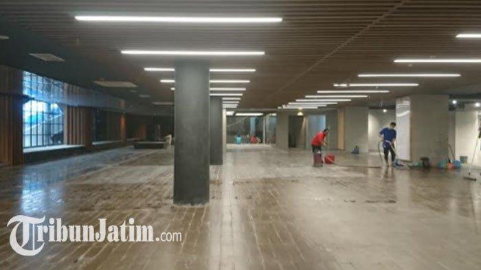Sejumlah pekerja tengah membersihkan areal Basement Alun-alun Surabaya.
