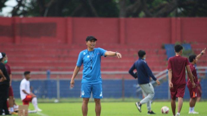 Pelatih Persik Kediri Joko Susilo saat memimpin latihan di Stadion Brawijaya.