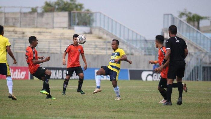 Faruq (tengah) melindungi bola dari sergapan pemain Perseden Denpasar di Stadion Gelora Joko Samudro, Jumat (11/2/2022).