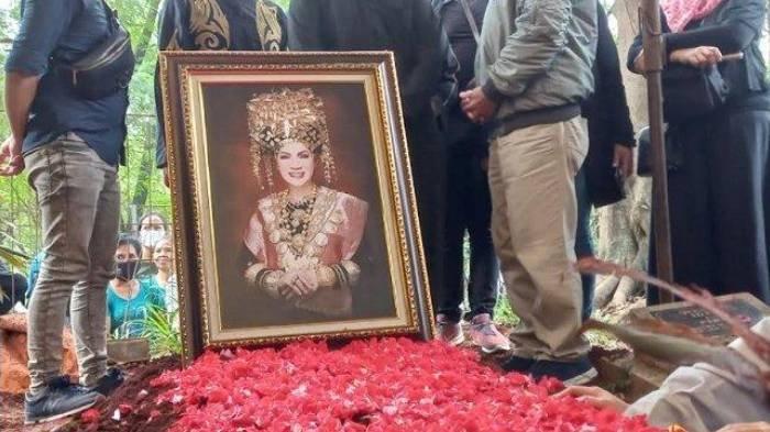 Pemakaman Dorce Gamalama di TPU Bantar Jati, Cipayung, Jakarta Timur, Rabu (16/2/2022).