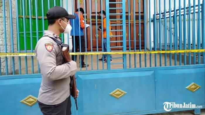 TKP penemuan mayat di sebuah rumah, Desa Bumirejo, Kecamatan Dampit, Kabupaten Malang, Selasa (23/3/2021).