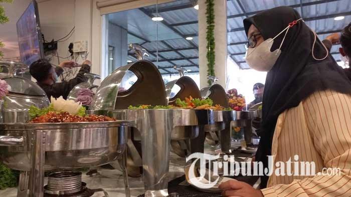 Pengunjung saat melihat aneka menu nasi goreng rasa rawon, rendang, kebuli, sambal matah dan kuliner buka puasa lain di Societe Cafe Citihub Hotel Kediri, Kamis (7/4/2022).