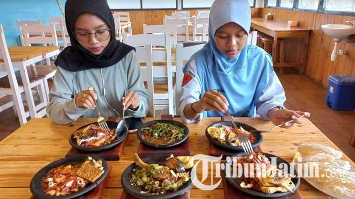 Pengunjung Sambal Bakar Sultan Kediri saat menikmati berbagai menu sambal bakar, Rabu (16/3/2022).