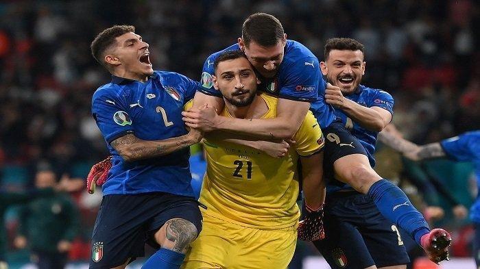 Penjaga gawang Italia Gianluigi Donnarumma (tengah) melakukan selebrasi bersama rekan satu timnya setelah memenangkan pertandingan final sepak bola UEFA EURO 2020 antara Italia dan Inggris di Stadion Wembley di London pada 11 Juli 2021.