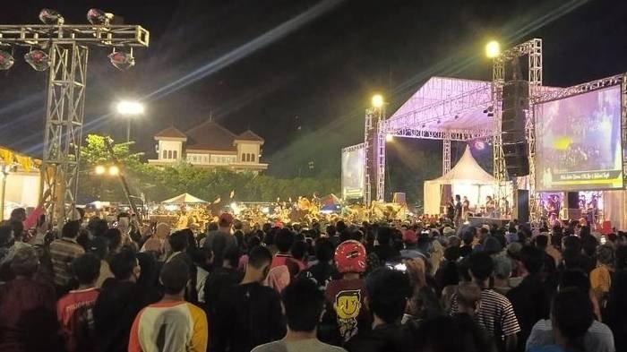Warga berimpitan menyaksikan pentas dangdutan di tengah pandemi yang digelar salah satu pejabat di Lapangan Tegal Selatan Kota Tegal, Rabu (23/9/2020) malam.