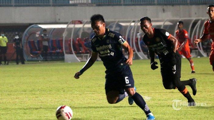 Persib Bandung (hitam) versus Persiraja Banda Aceh (oranye) dalam laga Grup D Piala Menpora di Stadion Maguwoharjo, Depok, Kabupaten Sleman, Daerah Istimewa Yogyakarta, Jumat (2/4/2021) malam. Persib Bandung berhasil mengatasi Persiraja Banda Aceh dengan skor 2-1 (1-0).