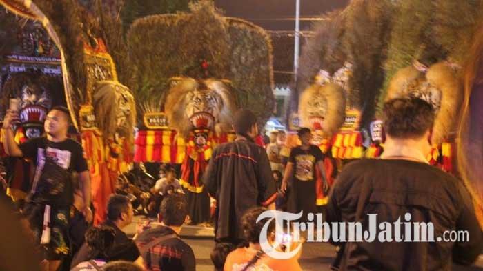 Pertunjukan reog di Depan Kantor Pemkab Ponorogo, Jumat (8/4/2022).