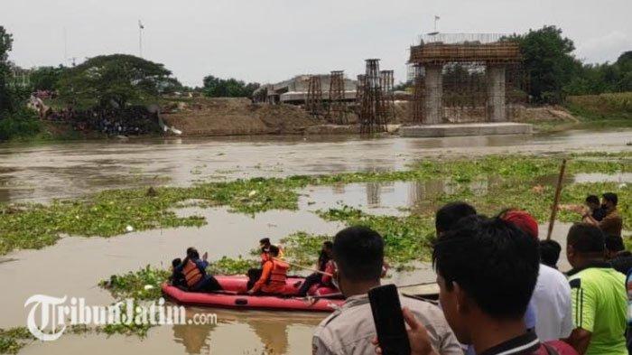 Petugas polisi dan BPBD melakukan pencarian korban tenggelam di sungai penghubung Desa Ngadirejo Kecamatan Rengel dengan Desa Semambung Kecamatan Kanor.