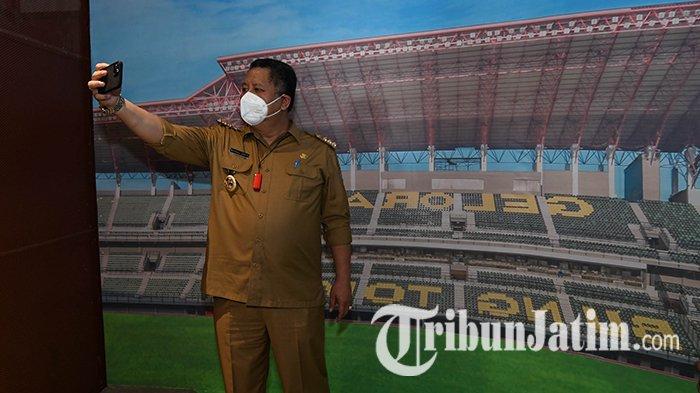 Momen Plt Wali Kota Surabaya, Whisnu Sakti Buana, berfoto di Museum Olahraga Surabaya (MOS) di komplek Gelora Pancasila dan Lapangan Thor, Senin (1/2). Jumlah koleksi di museum olahraga sebanyak 232 koleksi sumbangan dari para atlet olah raga asal Surabaya ditargetkan akan diresmikan 2 minggu lagi dengan mengundang Mensos, Tri Rismaharini.