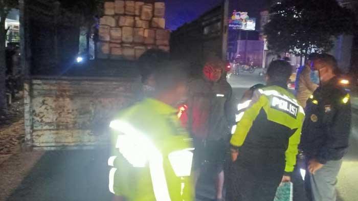 Polisi melakukan olah TKP dua pelajar yang tewas menabrak truk parkir di Jalan Ki Mangunsarkoro Tulungagung, Minggu (27/3/2022).
