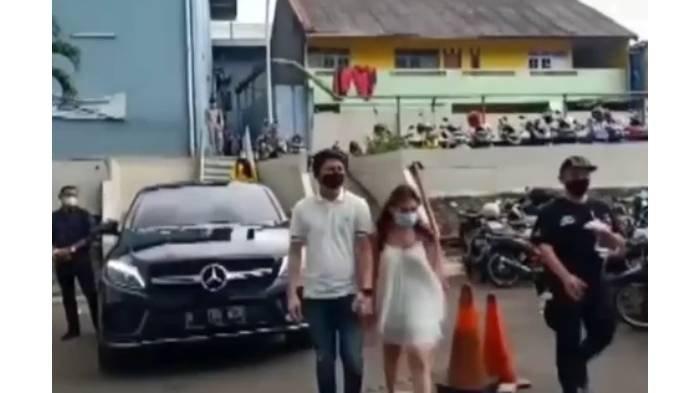 Potret Adit Jayusman jalan bergandengan tangan bersama Ayu Ting Ting.