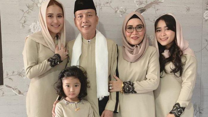 Potret Ayu Ting Ting dan keluarganya. Menu sahur jadi sorotan.