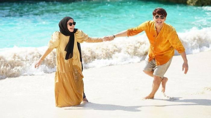 Potret romantis Rizky Billar dan Lesty Kejora saling gandengan tangan.