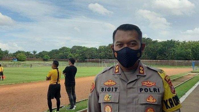 Kapolres Cilegon AKBP Sigit Haryono mendatangi Stadion Krakatau Steel Kota Cilegon yang menjadi lokasi seleksi pemain Rans Cilegon FC pada Kamis (7/4/2021) petang.
