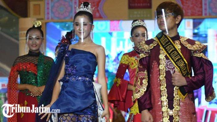 BATIK KHAS DAERAH - Pada final Pemilihan Putera Puteri Pariwisata Jatim 2021, peserta peragakan batik khas daerah masing-masing, Minggu (21/2/2021). Mereka memeragakan busana hasil kolaborasi bersama desainer lokal masing-masing daerah.