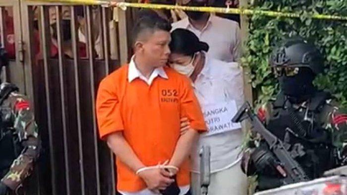 Putri Candrawathi tampak memegang lengan dan mencium pundak suaminya, Irjen Ferdy Sambo, usai digelarnya rekonstruksi pembunuhan Brigadir J atau Nofriansyah Yosua Hutabarat, Selasa (30/8/2022).