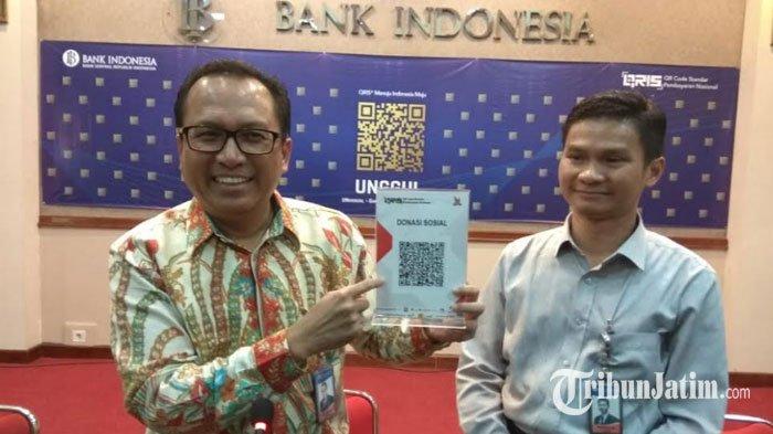 Musni Hardi Kusuma Atmaja, Kepala Perwakilan Bank Indonesia (BI) Kediri memperlihatkan salah satu contoh QRIS di kantornya, Senin (19/8/2019).