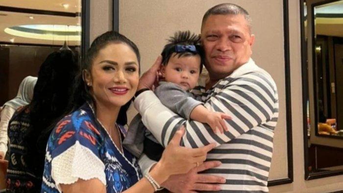 Raul Lemos membagikan sederet potret kebersamaannya dengan Ameena saat dinner keluarga.