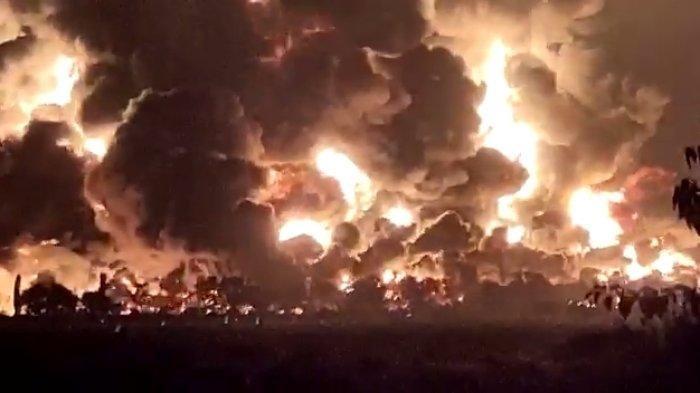 Rekaman detik-detik kebakaran hebat Kilang Pertamina Balongan Indramayu yang disebabkan alam.