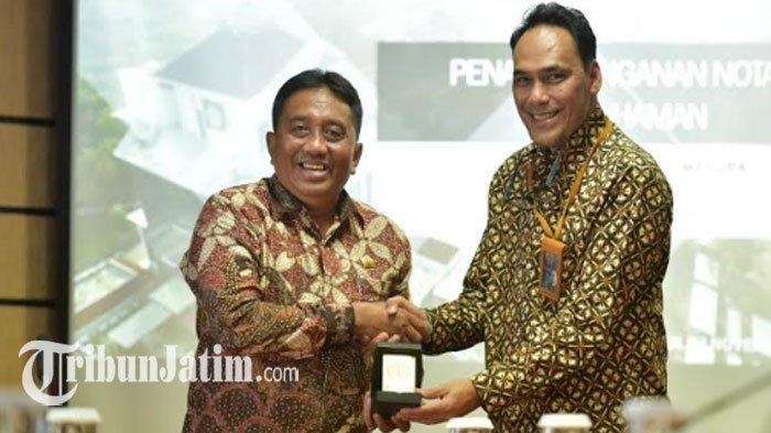 Rektor UTM Dr Drs Ec H Muh Syarif Msi (kiri) dan Direktur Utama PT Garam Persero Ahmad Ardianto menandatangani Nota Kesepahaman di Lantai 5 Gedung Rektorat UTM, Kamis (12/11/2020).