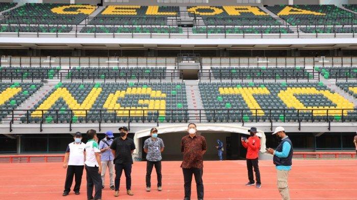 Plt Wali Kota Surabaya Whisnu Sakti Buana saat meninjau Stadion Gelora Bung Tomo (GBT).