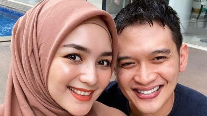 Meski secara tersirat, pengakuan jujur Rezky juga mencakup soal tudingan dirinya memiliki anak di luar nikah dengan Wenny Ariani.