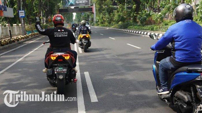 Satu di antara rider dari Moxer nampak tengah mengawal perjalan touring para peserta Fun Touring Generasi 125 menuju Trawas.