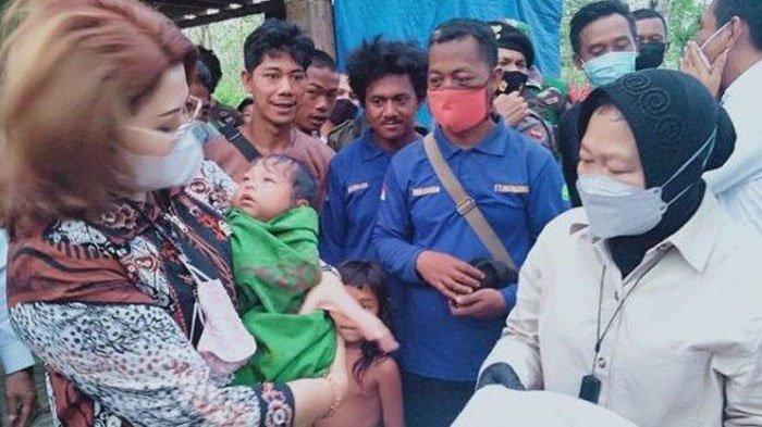 Menteri Sosial (Mensos) Tri Rismaharini atau Risma saat mengunjungi kelompok Orang Rimba Sungai Terap di Desa Jelutih, Kabupaten Batanghari, Jambi