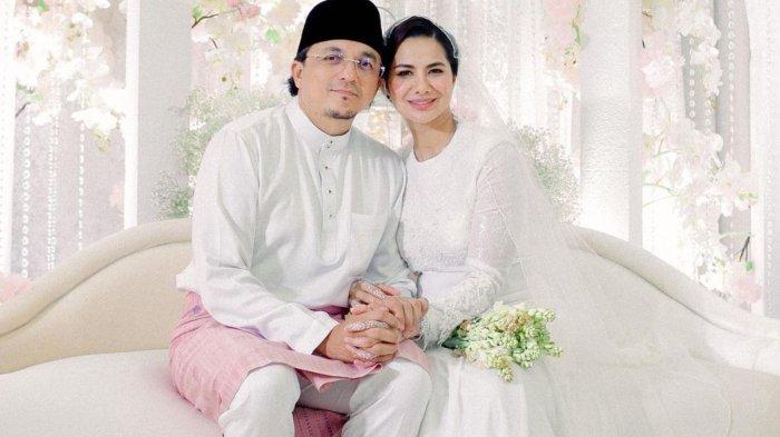 Rumah tangga Engku Emran mendadak diisukan retak usai Noor Nabila, sang istri, mengunggah ulang kalimat bijak perihal komitmen dalam berhubungan dan tak berfoto bersama di momen Lebaran.
