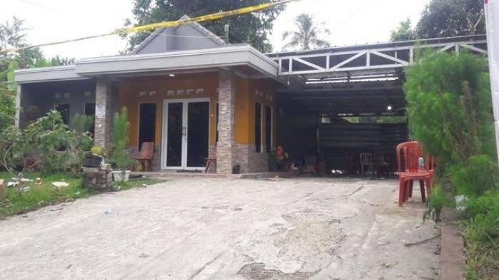 Rumah yang menjadi lokasi penemuan dua mayat ibu dan anak di Dusun Ciseuti, Desa/Kecamatan Jalan Cagak, Kabupaten Subang, Jawa Barat, Sabtu (21/8/2021).