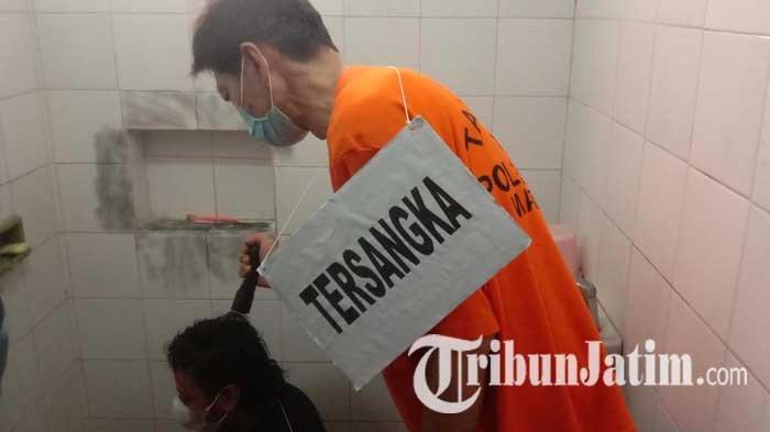 Satreskrim Polresta Malang Kota gelar rekonstruksi pembunuhan istri yang dilakukan suami sirinya, Kamis (7/10/2021).