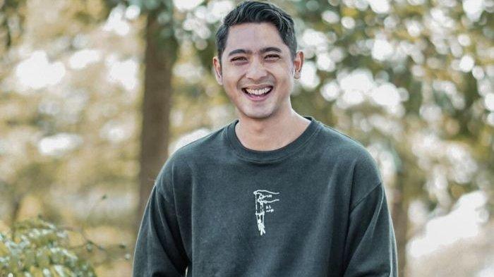 Semirip apa Arya Saloka dan ayahnya versi muda?
