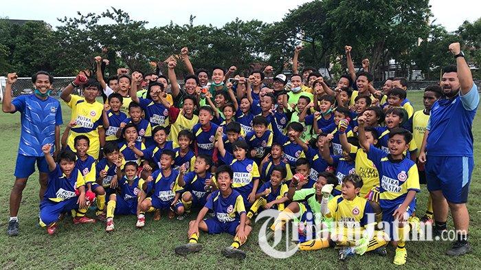 Dua punggawa Persebaya Surabaya Oktafianus Fernando dan Koko Ari Araya menyempatkan diri menggelar coaching clinic. Kegiatan tersebut dilakukan dua pemain ini bersama puluhan anak dari sekolah sepak bola (SSB) Lion Star yang berlokasi di Lapangan Bogowonto, Surabaya pada Selasa (8/12/2020) sore tadi.