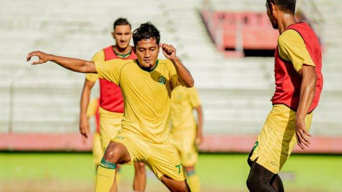 M Nasir saat berlatih bersama Persebaya