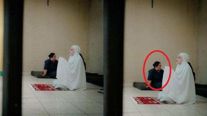 Shandy Aulia sedang pakai mukena.