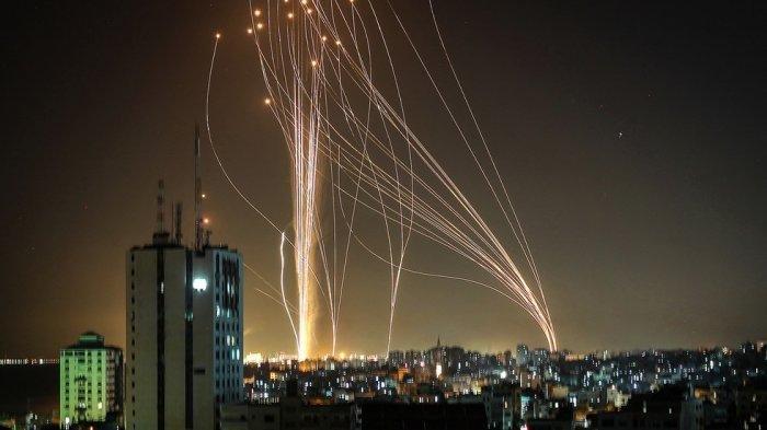Sistem pertahanan udara Kubah Besi (Iron Dome) Israel bekerja keras menahan gelombang serangan roket kelompok Hamas dari Jalur Gaza.