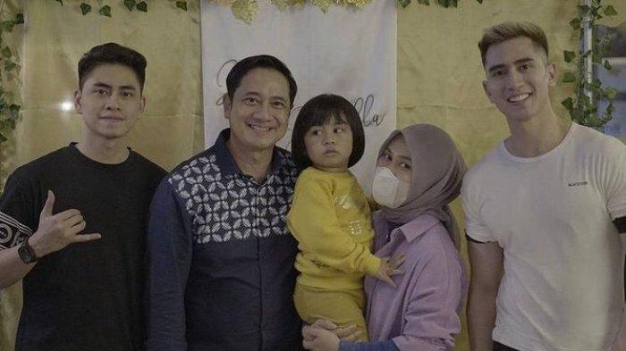 Setelah bercerai dari Venna Melinda, beginilah sosok Ivan Fadilla dan Sarni sekarang. Masih tetap ganteng dan awet muda kan?