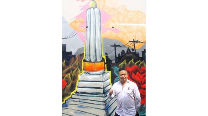 Vice President PT Inti Daya Guna Aneka Warna (Indana), Steven A Sugiharto dengan latar mural Tugu Kota Malang.