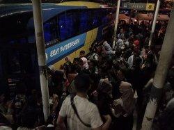 Terminal Purabaya Padat, Calon Penumpang Kalang Kabut Cari Tempat Parkir Inap Sepeda Motor