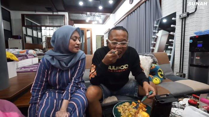 Sule mencicipi nasi goreng bikinan Nathalie Holscher