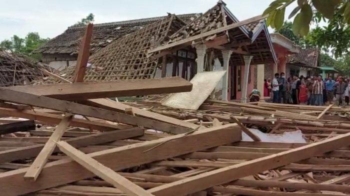 TAK TERTOLONG : Puluhan rumah warga di Dusun Macanputih,Desa Pekangkungan, Kecamatan Gondangwetan rusak akibat ledakan bondet.