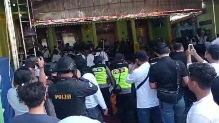 Tangkapan layar upaya penangkapan oleh anggota Polda Jatim di ponpes Jalan Raya Ploso Jombang