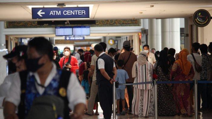 Terminal 1 - Domestik Bandara Juanda dipadati ribuan penumpang. Jumat (24/12/21).