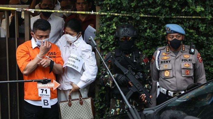 Tersangka Ferdy Sambo dan Putri Candrawathi saat menjalani rekonstruksi kasus pembunuhan Brigadir J di rumah dinas Ferdy Sambo, Duren Tiga, Jakarta Selatan, Selasa (30/8/2022). Tim Khusus (Timsus) Polri menggelar rekonstruksi kasus pembunuhan berencana Brigadir J atau Nofriansyah Yosua Hutabarat.