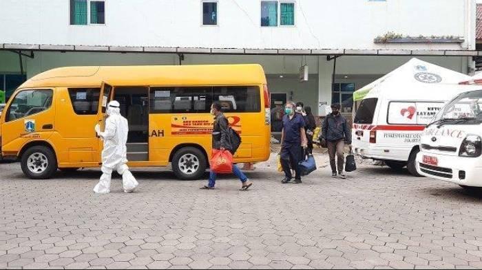 Sebanyak tujuh pasien Covid-19 di Puskesmas Sawah Besar, Jakarta Pusat dijemput Bus Sekolah untuk dibawa ke RSD Wisma Atlet, Sabtu (26/9/2020).