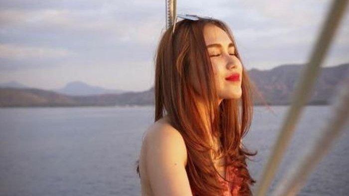 Uang miliaran Ayu Ting Ting dihandle Umi Kalsum. Pantas tak bisa foya-foya?