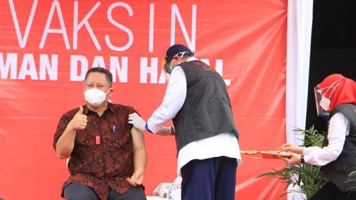 Vaksinasi virus Corona ( Covid-19 ) di halaman Balai Kota Surabaya, Jumat (15/1/2021).