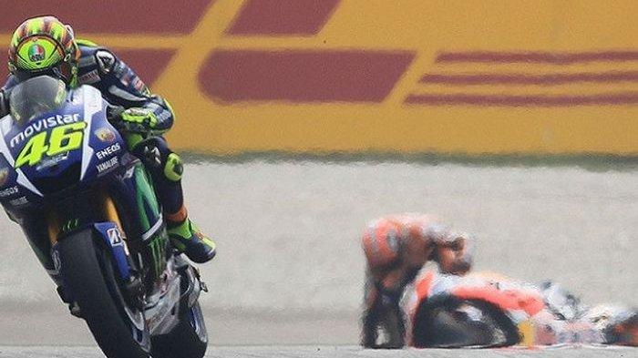 Insiden Valentino Rossi menendang motor Marc Marquez saat MotoGP Malaysia 2015.