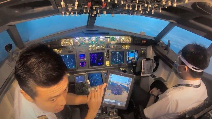 Vincent Raditya saat menjabarkan kemungkinan pesawat di sabotase